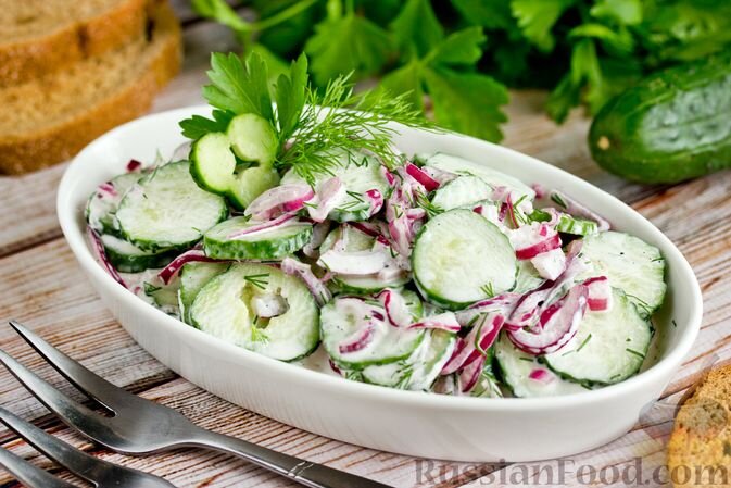 огурцы свежие, лук репчатый красный, сметана, зелень укропа, уксус столовый, сахар, соль, перец чёрный молотый