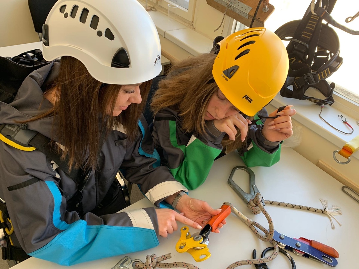 НА ФОТО УЧЕНИЦЫ УЧЕБНОГО ЦЕНТРА "ПРОФЕССИЯ"