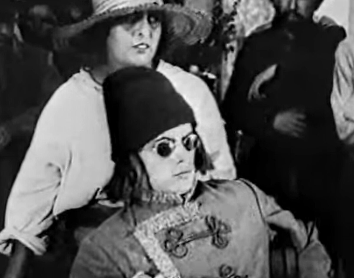 Кадр из фильма «Савур-могила» 1926г. СССР. Владимир Сутырин, попытался создать, какой-то нарочито «гротескно клоунский» образ легендарного атамана.