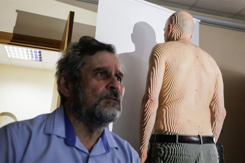 Изобретатель топографа Владимир Сарнадский смотрит спину корреспондента Русфонда Алексея Каменского. Спина нравится не очень