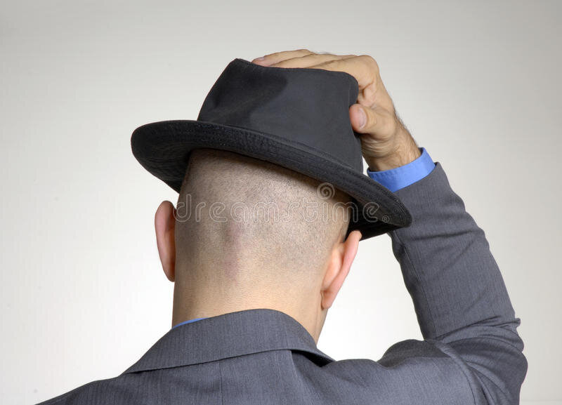 Почему мужчины снимают головные уборы. Мужчина в шляпе со спины. Лысый человек в шляпе.
