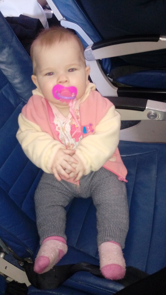 Это мы уже летим обратно, тут Кире 5 или 6 месяцев. 