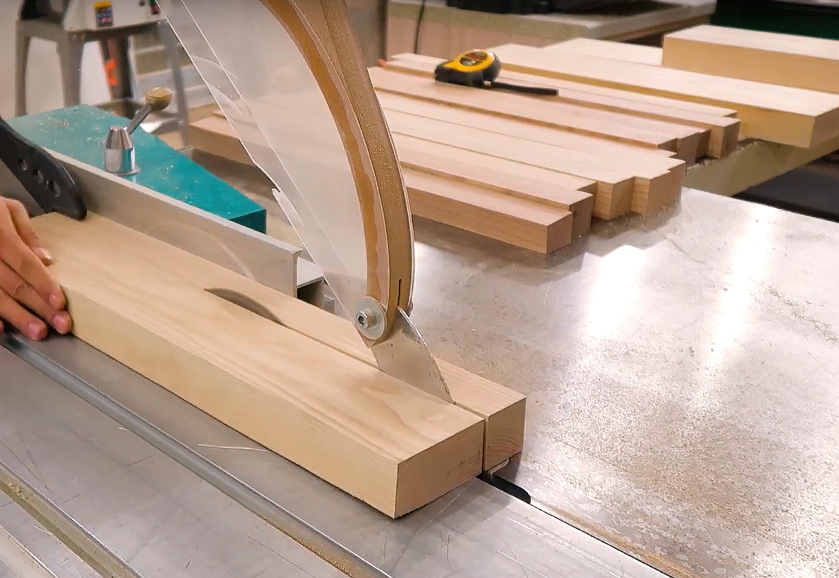 Подготавливаем брус для изготовления разделочной доски.