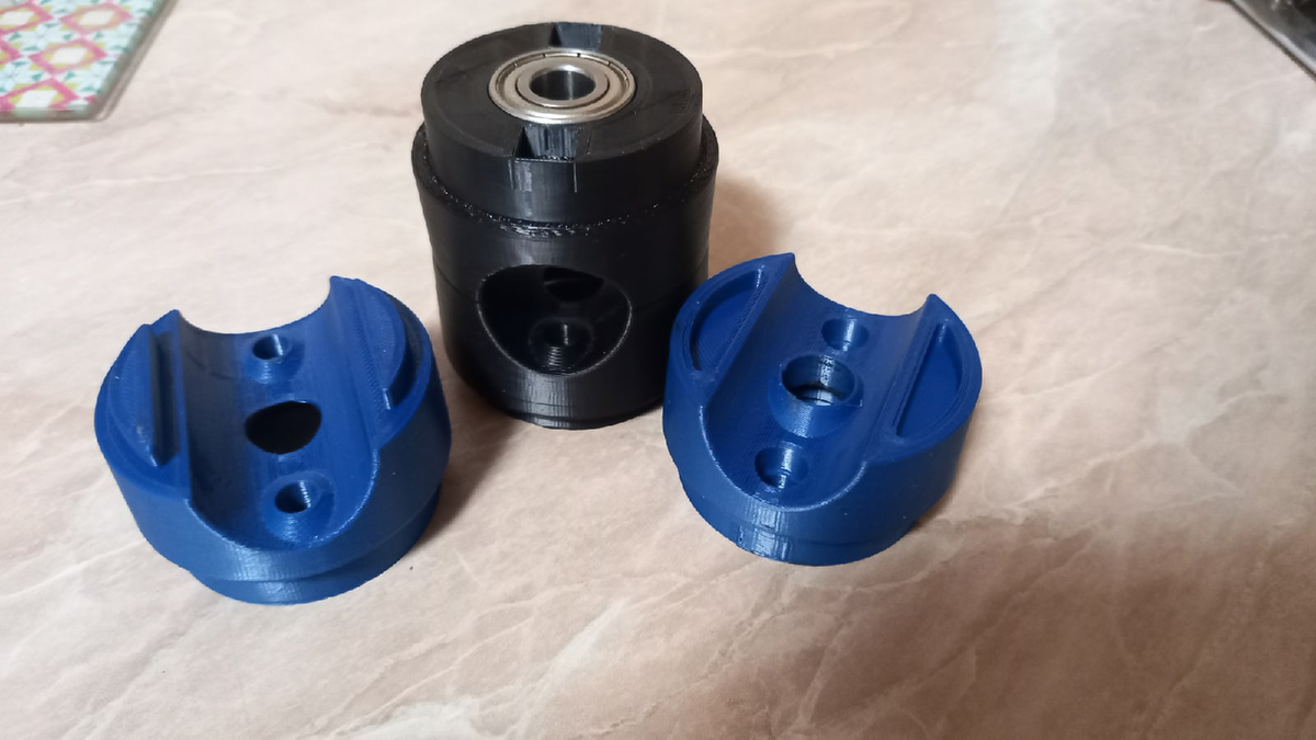 Пластиковая деталь от тренажера. 