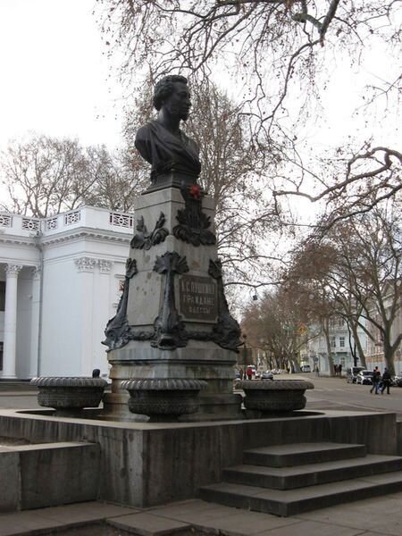  (скульптор  Ж. Полонская). 