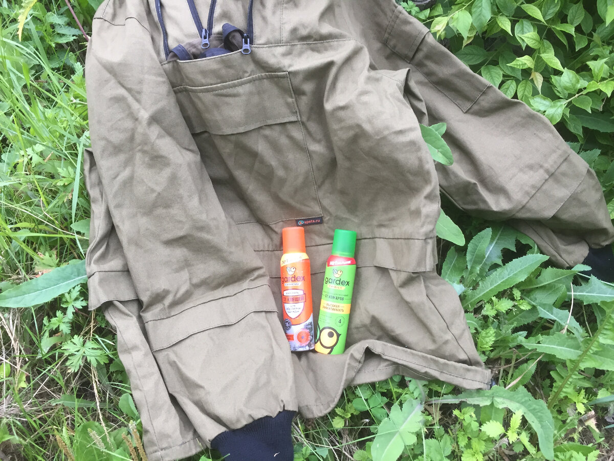 Анорак "энцефалитки", хорошо видно плотные манжеты рукавов и ловушки на них же и поперек тела. Вверху в разрезе спрятан внутренний карман с сеткой-накомарником