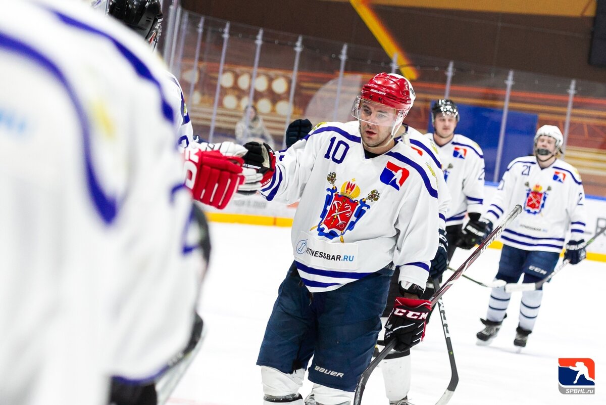На фото: Сборная Санкт-Петербургкой Хоккейной Лиги
