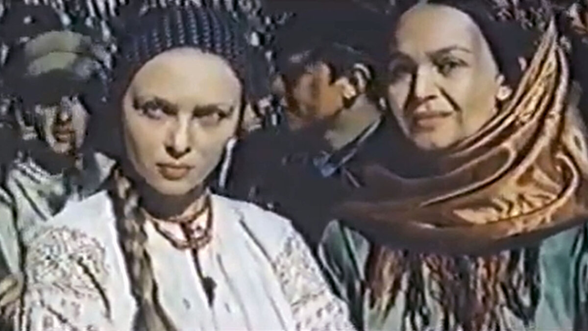 Кадр из фильма "Бастион". Мария (Нина Колчина-Бунь) и Айджемал (Татьяна Рустамова).