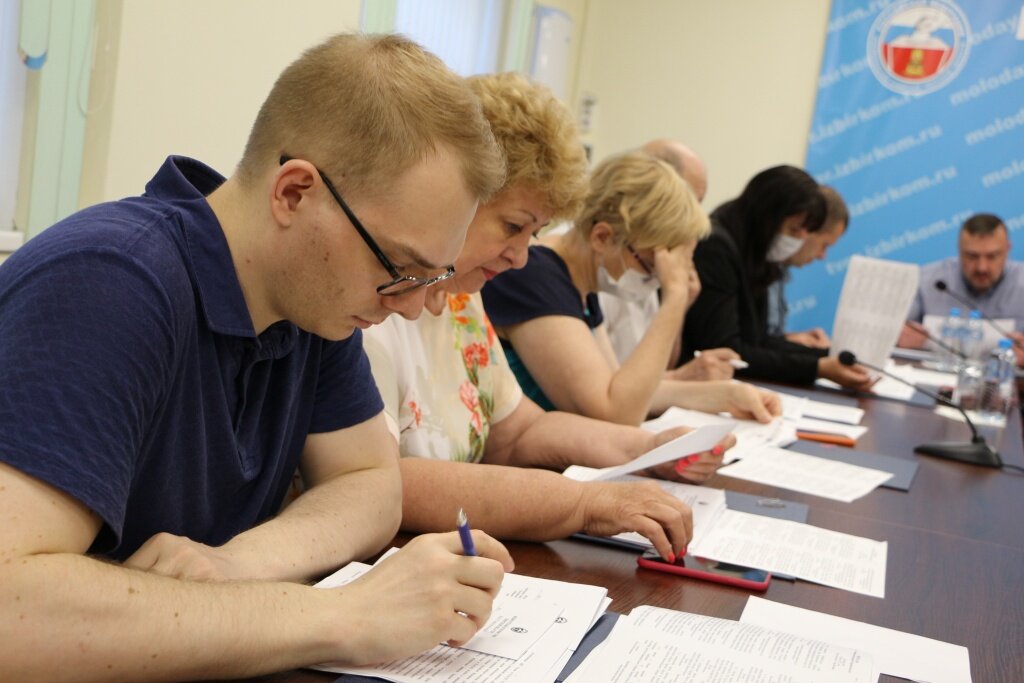 В Твери избирком заверил предвыборные списки от «Партии роста» и «Новых людей»