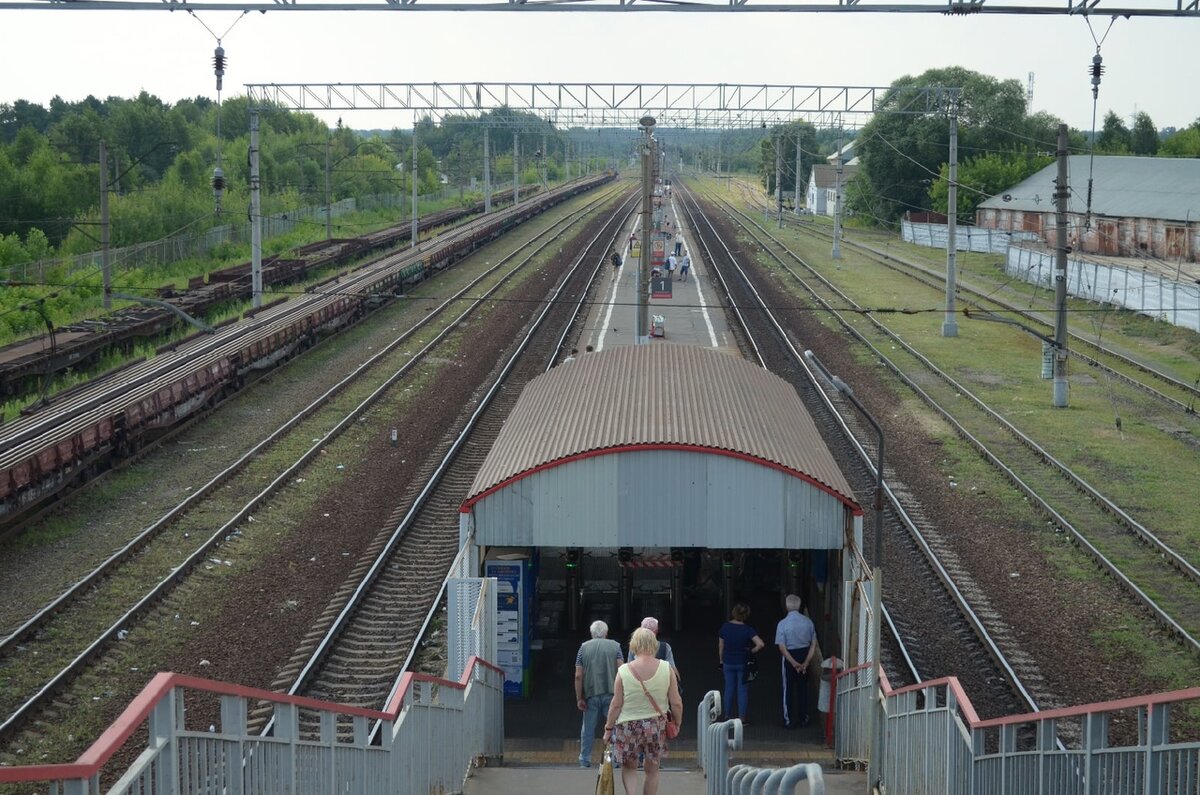 Вид с моста на турникетный павильон, платформу и пути. Да, вы здесь этот вид видели и ранее, но со снегом. ;)