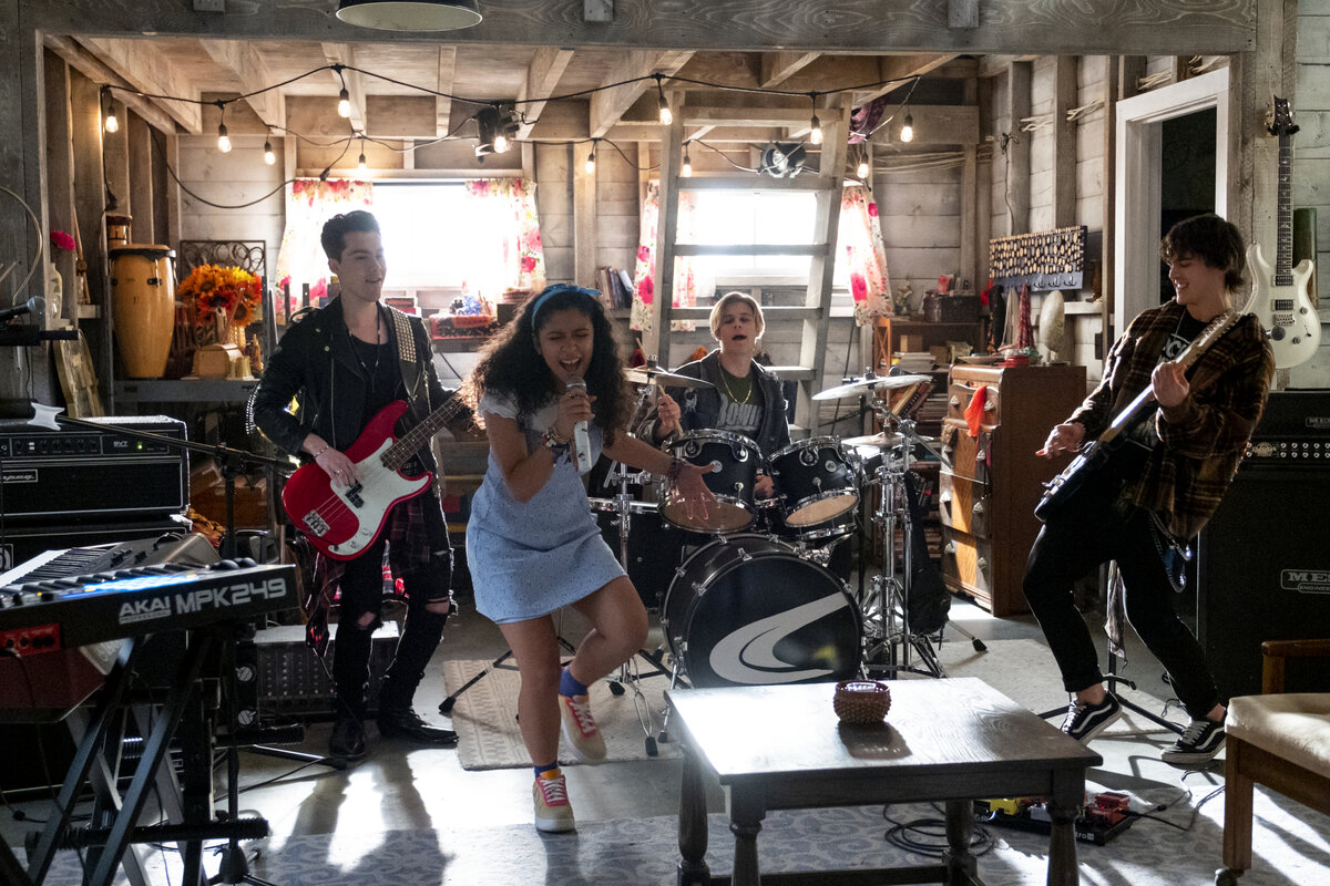 Фото взято с https://hiddenremote.com/2021/05/11/julie-and-the-phantoms-season-2-release-date-cast/