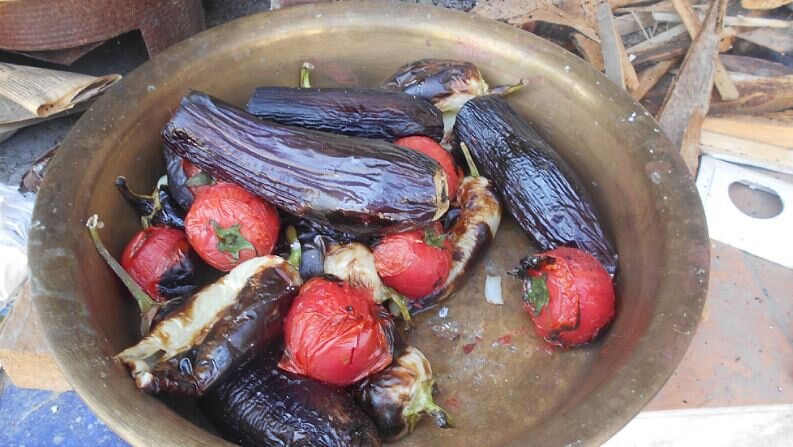 Снятые с шампуров баклажаны, перец и помидоры, которые вскоре стали салатом