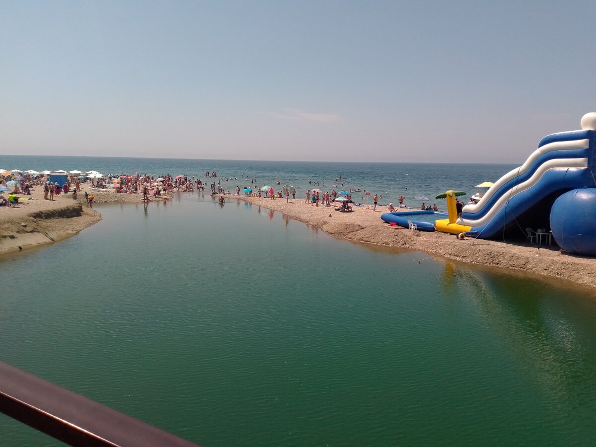 Вид с моста на речку, которая впадает в открытое море. Вода в речке чистая и довольно прозрачная, но холодная. А в жару так приятно нырнуть в такую прохладную воду - что я собственно и сделал (фото автора).