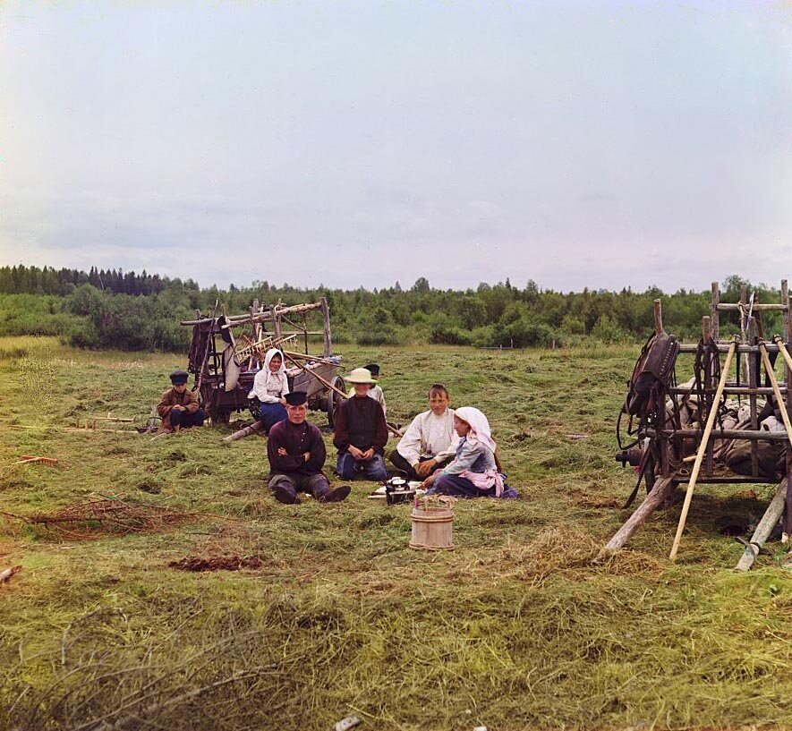 Рис. 2. 1909 г., Прокудин-Горский, Архангельская губерния, река Шексна, сельские жители на сенокосе

