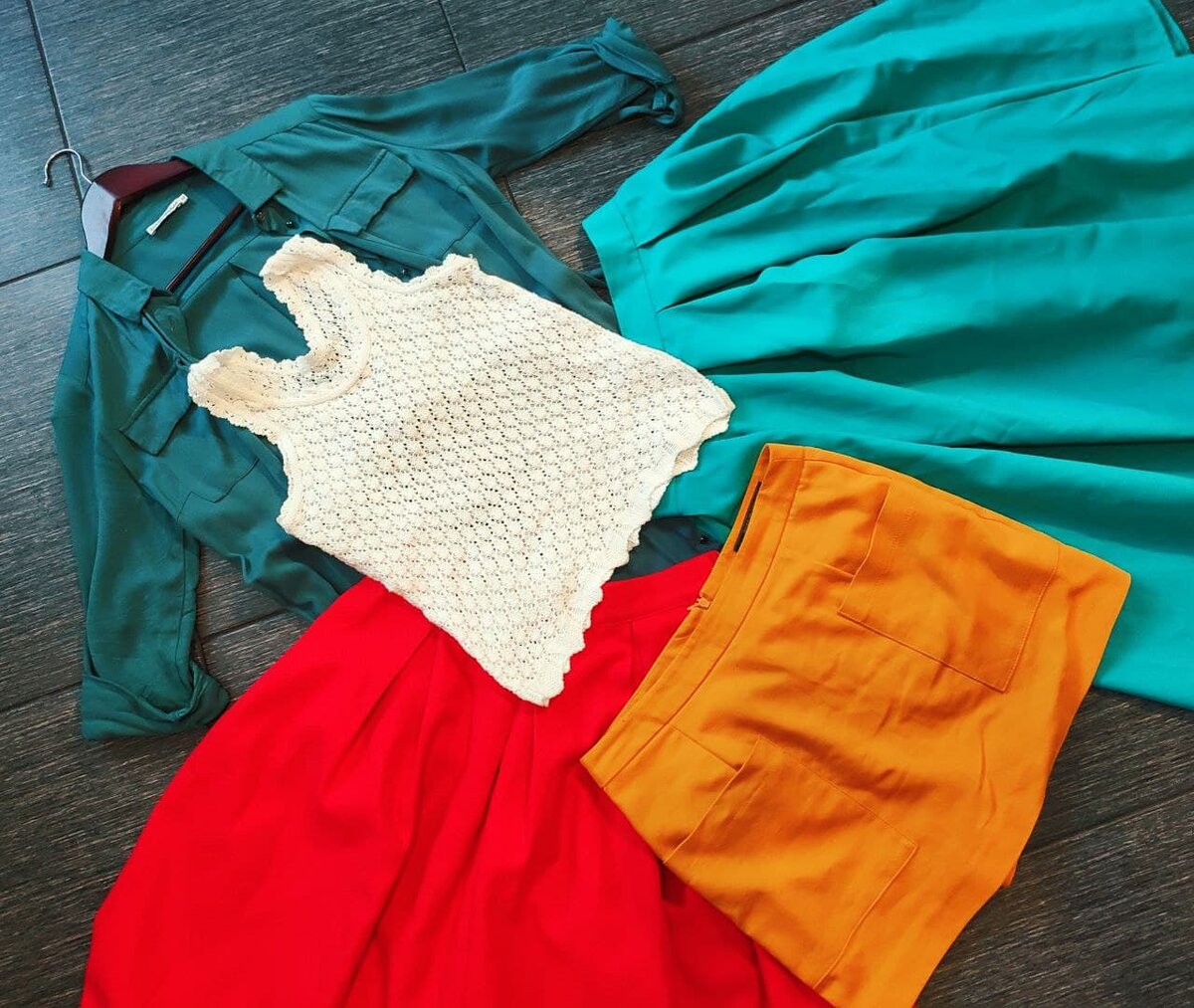 Фото автора. Несколько цветных  вещей из моего гардероба, которые я купила в секонд хенде