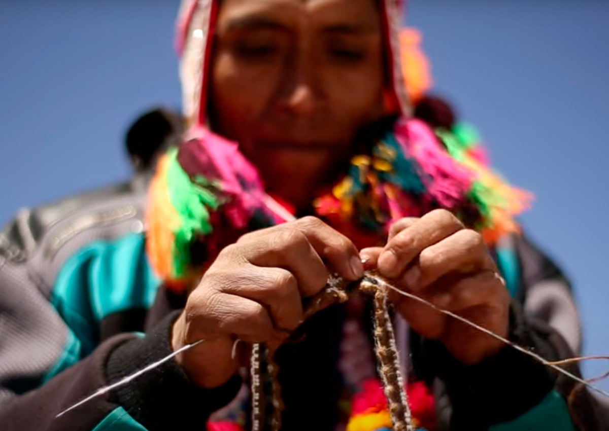 Мужчина острова Такеле за свой главной работой - вязанием