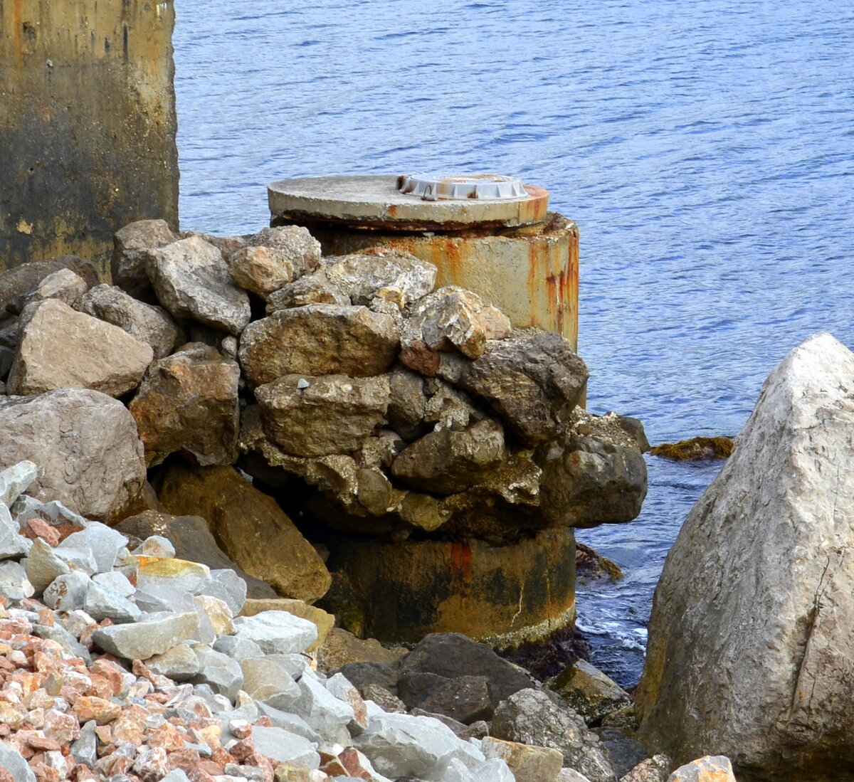 Странный люк на берегу Чёрного моря. И раздевалка на пляже с прекрасным  видом на раздевающихся.☺ | Реальные путешествия | Дзен