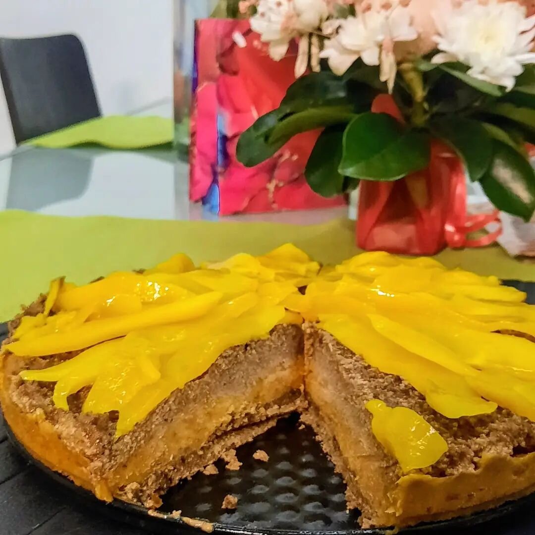 Два ореховых коржа, крем из банана и кураги, сверху пластики манго