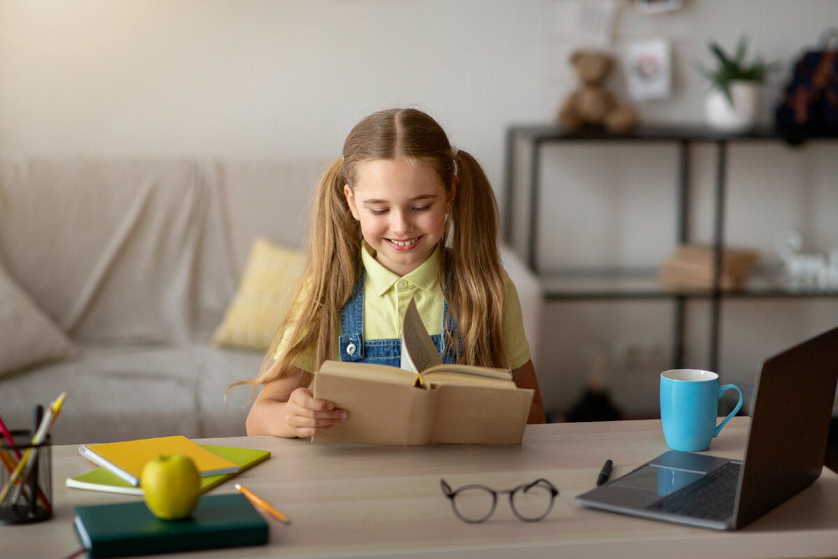 Можно обойтись и одним столом, но он должен быть достаточно большим