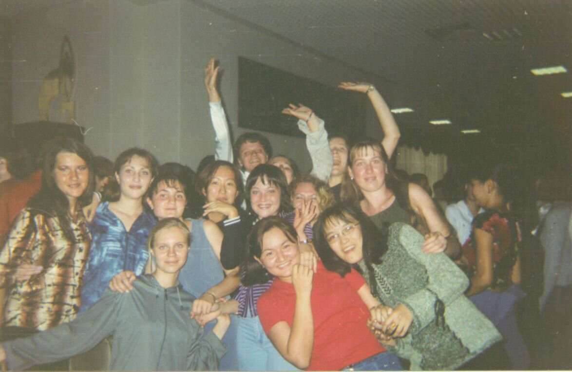 Танцуем в ДК "Газовик". Ещё не все знакомы друг с другом, но на волне позитива и  новых надежд!