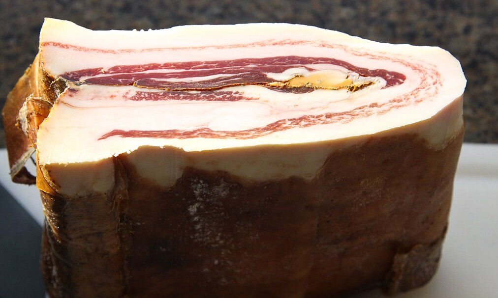 Источник: https://curedmeats.blogspot.com/2013/05/pancetta-steccata-dei-monti-nebrodi.html 