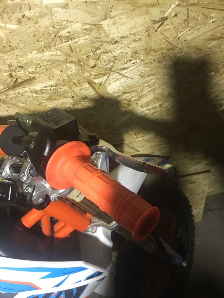 ручка газа и передний тормоз