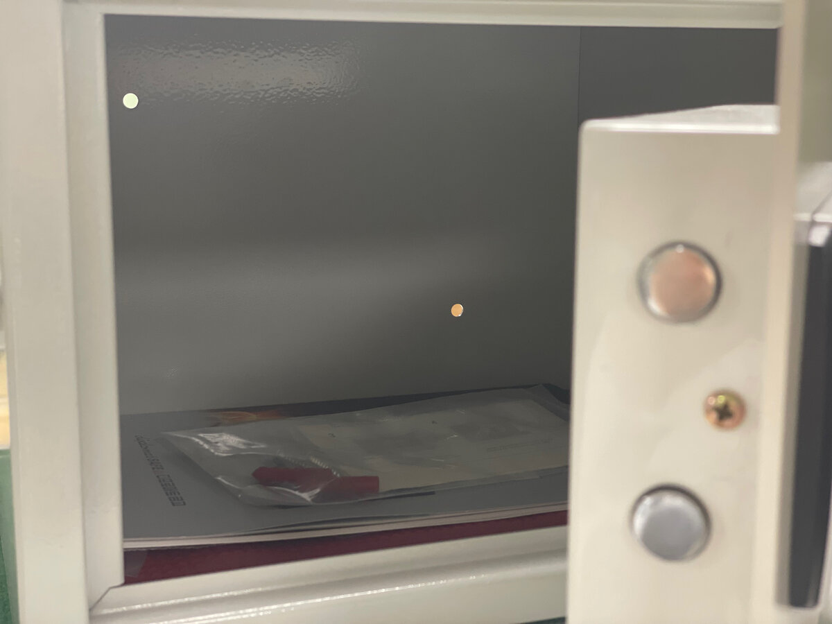 Отверстия для крепления в задней стенке сейфа (шурупы в комплекте)