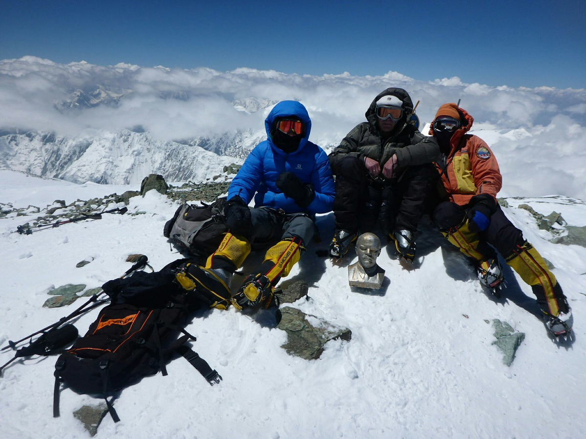 4 everest. Скотт Фишер альпинист. Эверест тропа восхождения. Альпинисты на вершине Эвереста. Восхождение на Эверест.