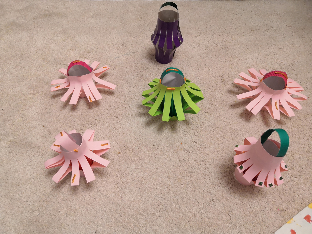 Гофрокартон пошёл на ручки фонариков. На фото это не слишком заметно. Но в действительности - довольно оригинально.