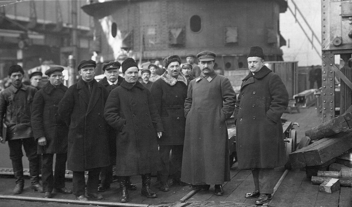 Г.К.Орджоникидзе (второй справа) на одном из ленинградским заводов (1927 год)