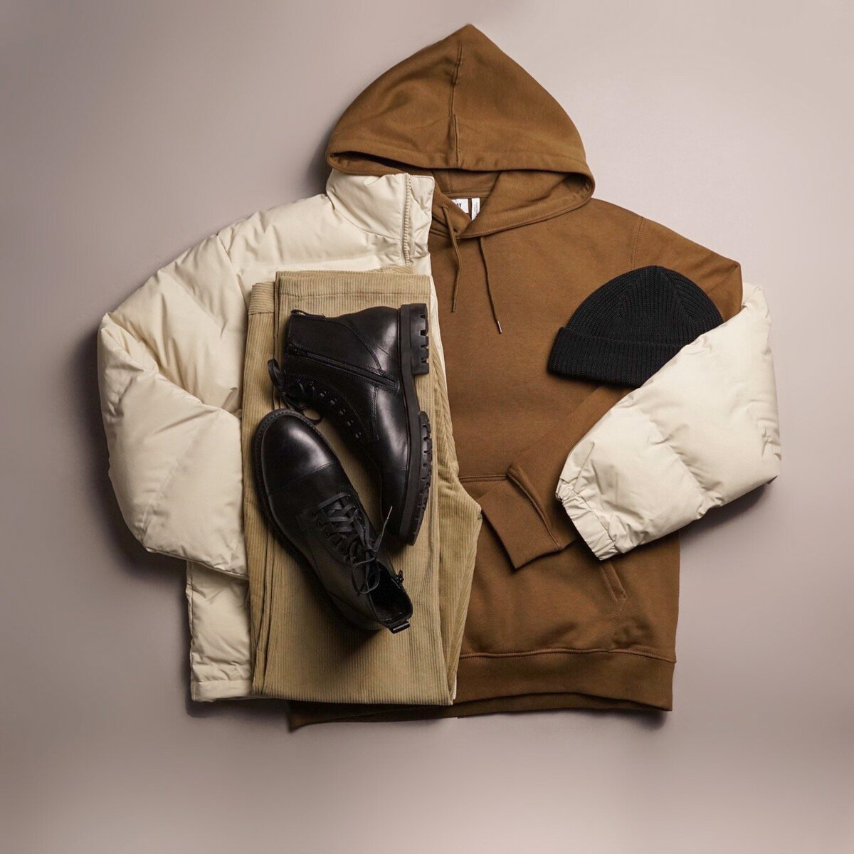 Образ со светло-бежевой курткой, коричневым худи и вельветовыми брюками.