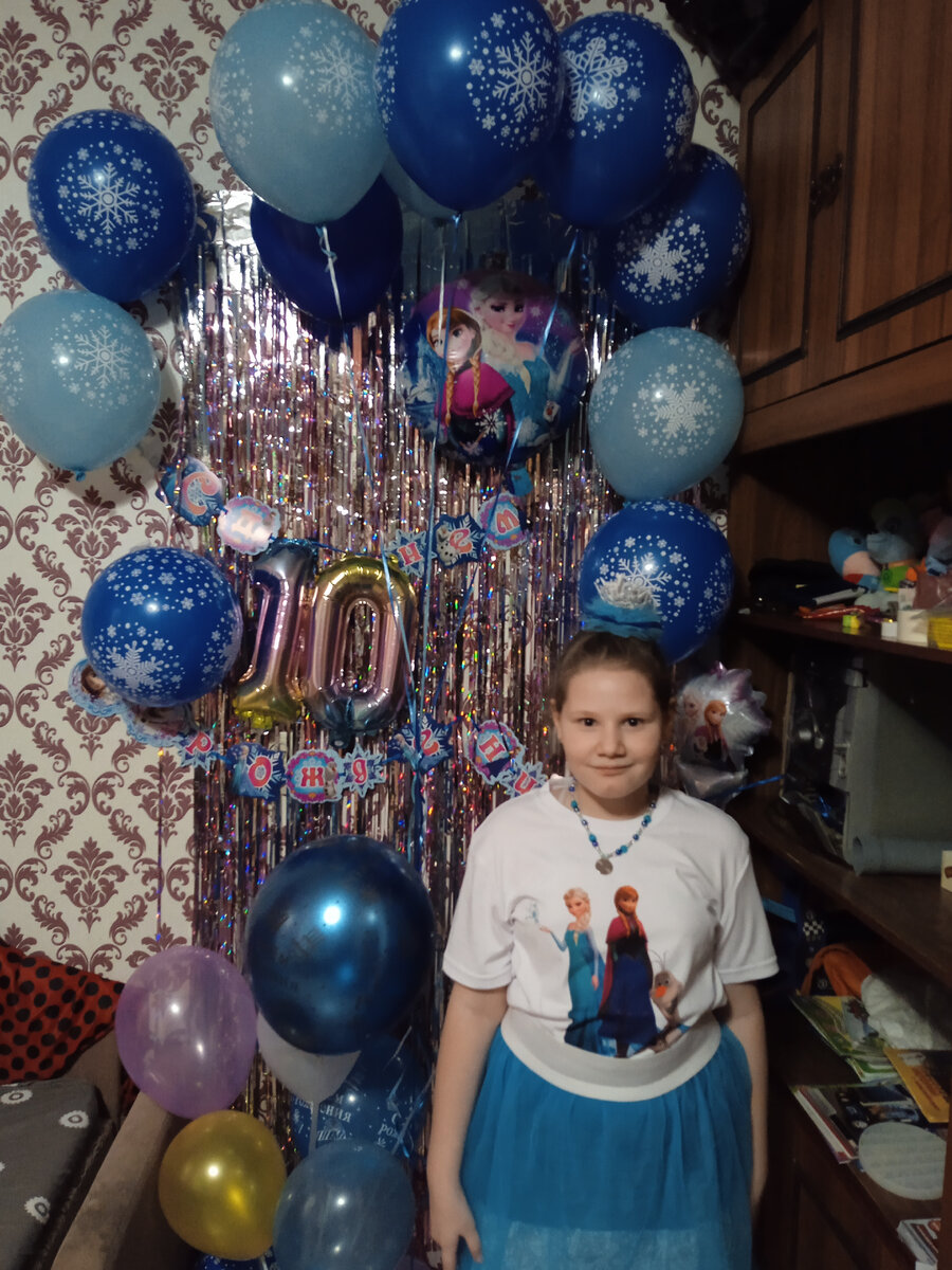 Намучалась я с фото зоной, больше не буду покупать дождик и лепить его на стену. 