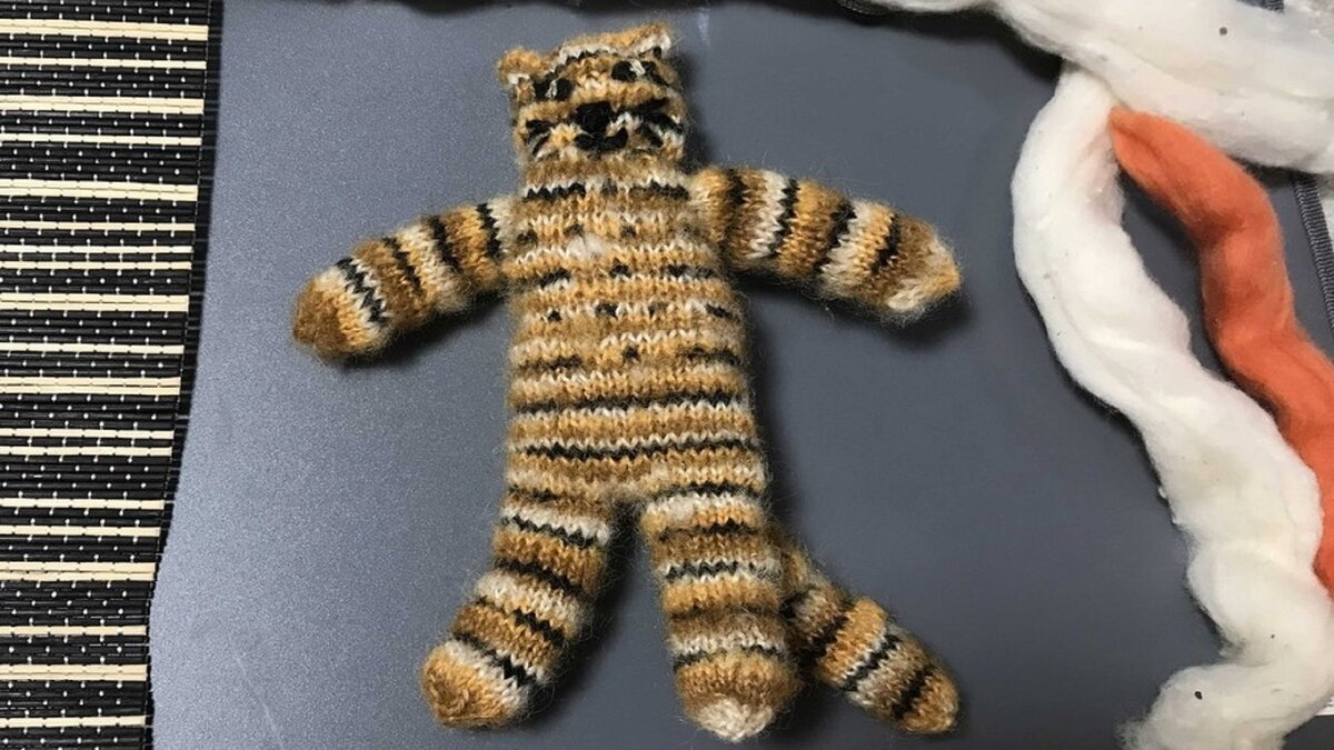 Тигр один, все связано, мордочка вышита. Первый вариант