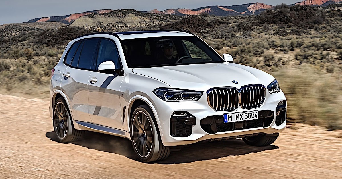 BMW X5 G05 едет по пустынной дороге