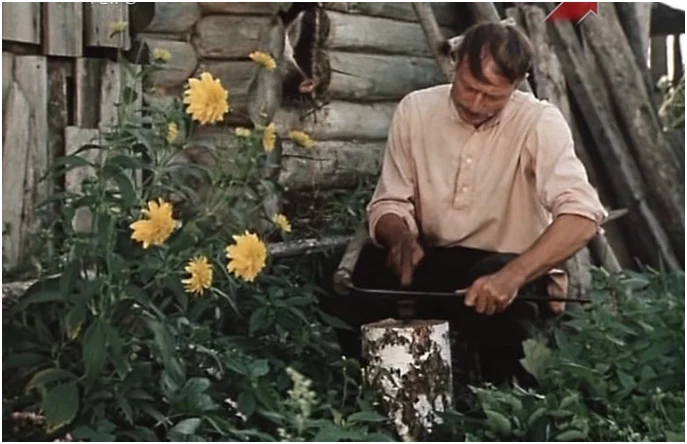 Кадр из фильма "Еще до войны". Только гляньте, как герой отбивает лезвие литовки!