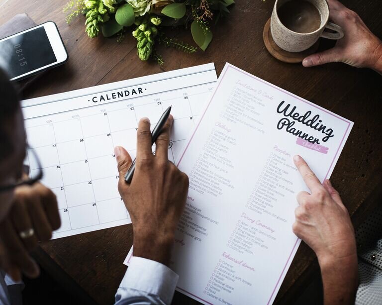 Составьте план по охране труда и технике безопасности.Сейчас идеальное время, чтобы собраться с мыслями о высших приоритетах: здоровье и безопасность ваших близких. Постоянно обсуждайте со своим планировщиком или координатором на месте любые изменения, которые необходимо внести, поскольку прибытие компании Omicron вызывает беспокойство. Сообщите соответствующим поставщикам о том, как снизить риски на свадьбе. Оттуда создайте свадебный веб-сайт, который вы можете редактировать и использовать для любых вопросов, связанных с COVID, от гостей.