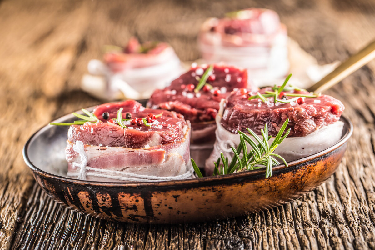 Турнедо из говядины с сырным дипом и соусом из красного вина и кардамоном