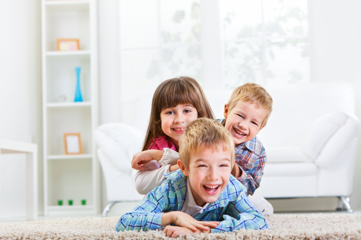 The children are their room. Дом для детей. Счастливый ребенок дома. Дети дома. Опекун ребенка.