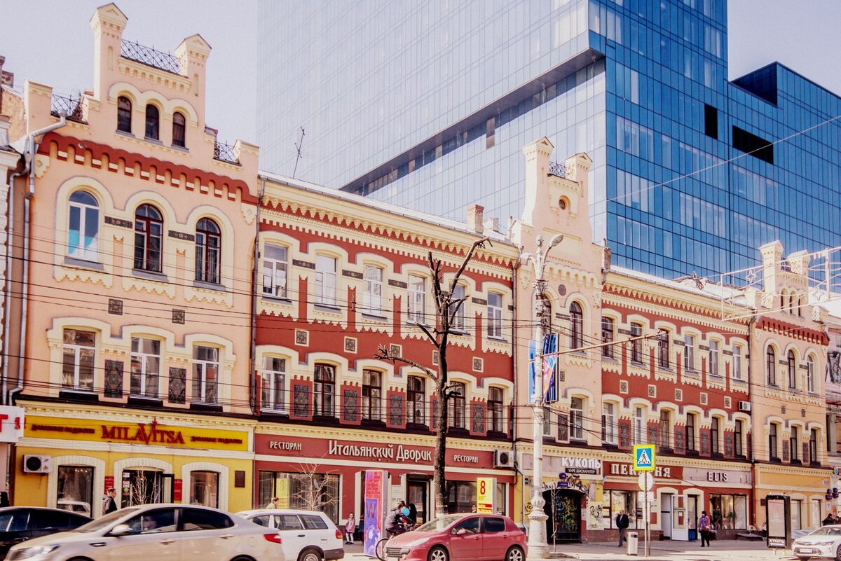 Застройка центра Воронежа довольно эклектична — дореволюционные дома соседствуют со зданиями в стиле сталинский ампир, а над ними может возвышаться стеклянный гигант из 2010-х