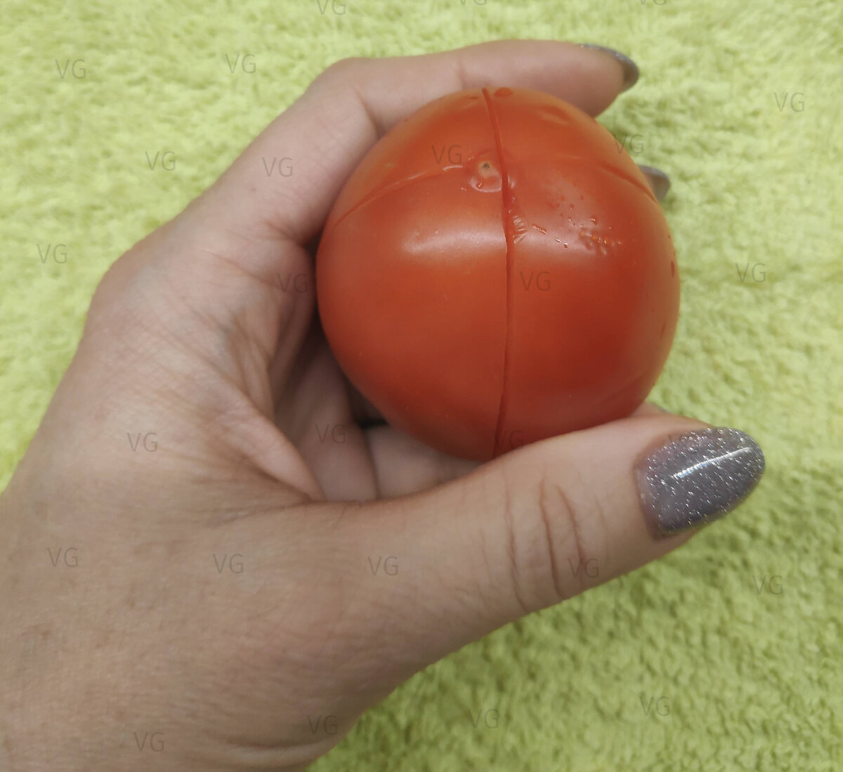 Томат надрезан и готов получать контрастные ванны. Листайте галерею, чтобы увидеть, как изменился томат примерно за минуту. В статье использованы фото из архива автора