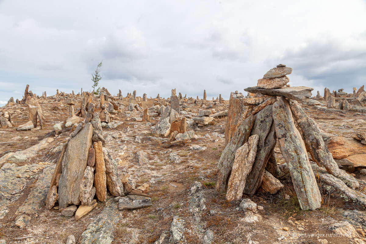 Пирамидки из камней на Байкале