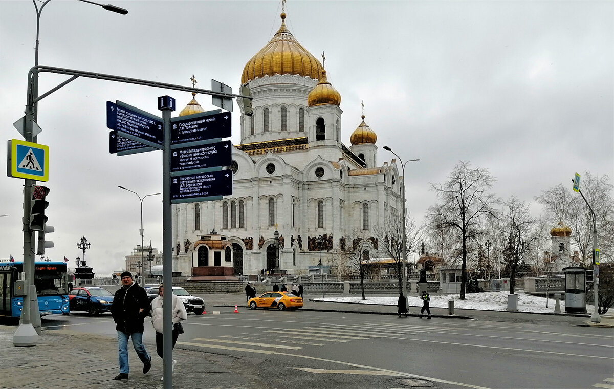 Гоголевский бульвар в Москве - Скандальный памятник Шолохову и храм Христа  Спасителя | ИСКРА | Дзен