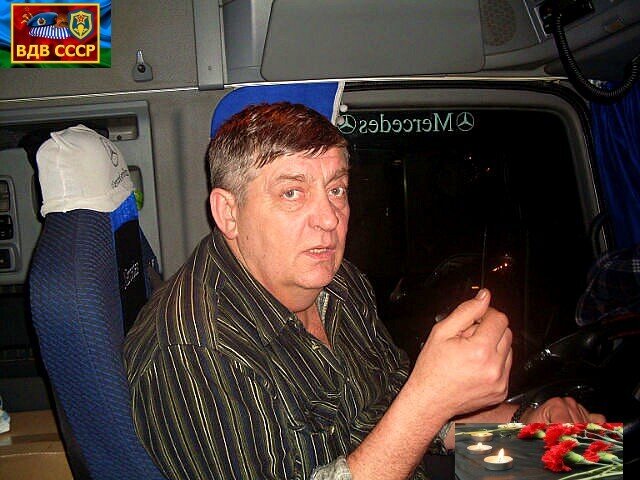 сын дальнобойщика. дети дальнобойщиков. дальнобойщик. малыш за рулем грузовика. маленький дальнобойщик.