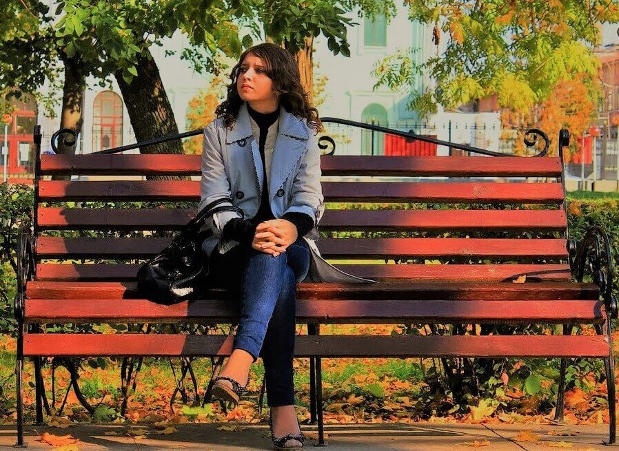 люди на скамейке в парке. фотосессия на улице. девушка на лавочке в парке. женщина на скамейке в парке. фотосессия на улице.