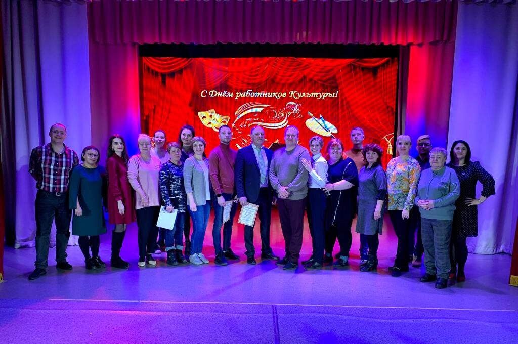 Дружный, добрый и позитивный коллектив ДКМИН. Фотография на память после вручения благодарностей лучшим работникам нашего учреждения.