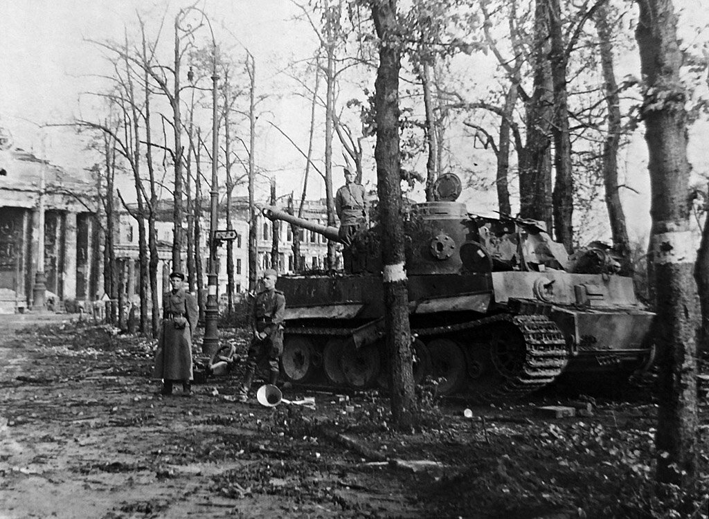 Pz.Kpfw.Tiger Ausf.E с башенным номером 323, танк из состава дивизии "Мюнхенберг", Кёнигсплац, Берлин, май 1945 года.