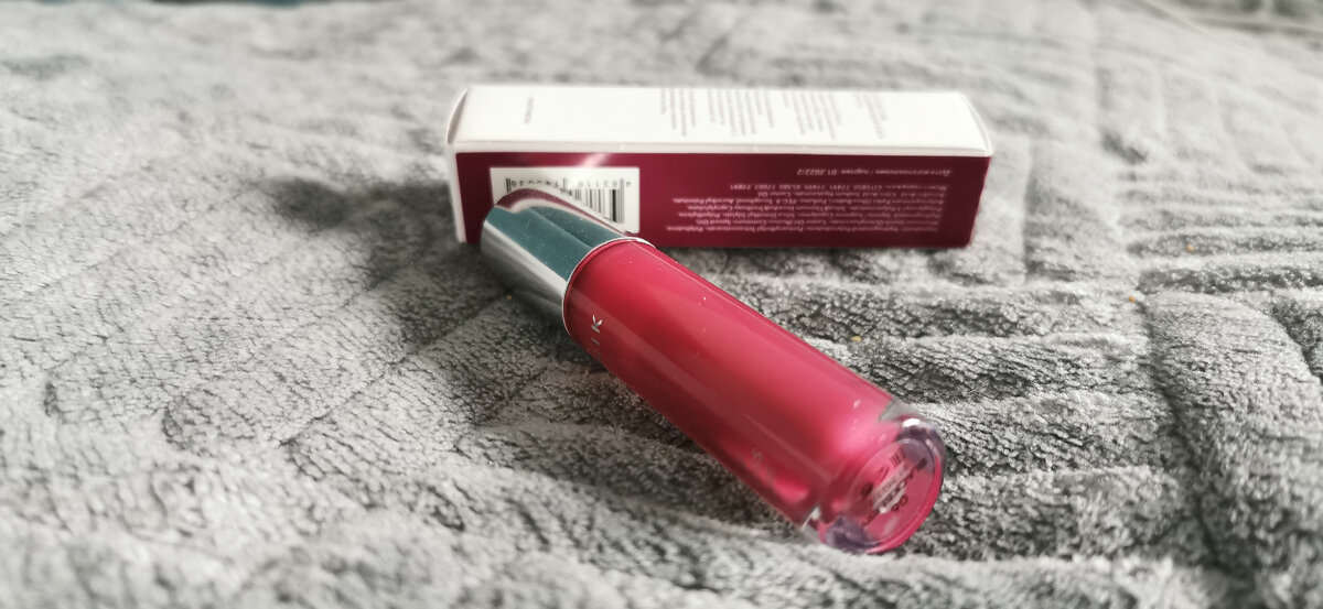 Стоит отдать должное - упаковка красивая, хотя не сказать, что претендует на особый люкс. Такой приятный минимализм, но ничего больше. 