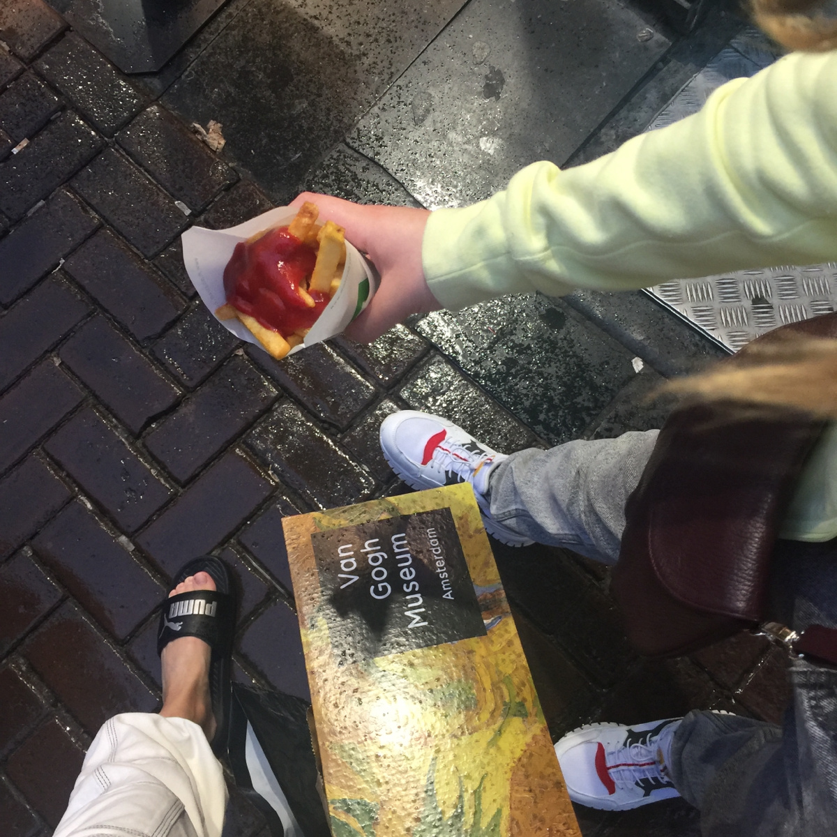 Вышли из музея Ван Гога. Закупили сувениры и картошку. 