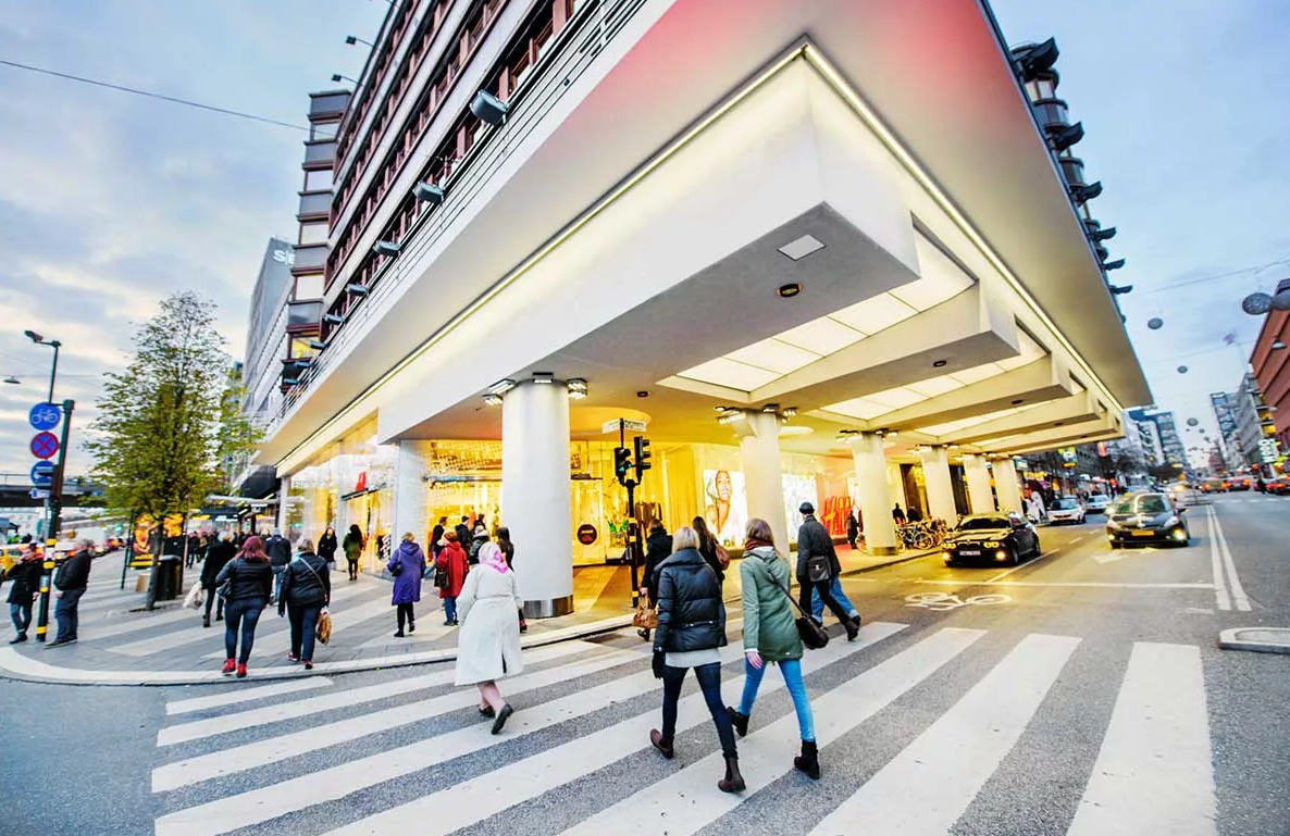 Оригинал фото : https://moretraveler.com/wp-content/uploads/2018/11/simon_paulin-shopping-4626-2.jpg