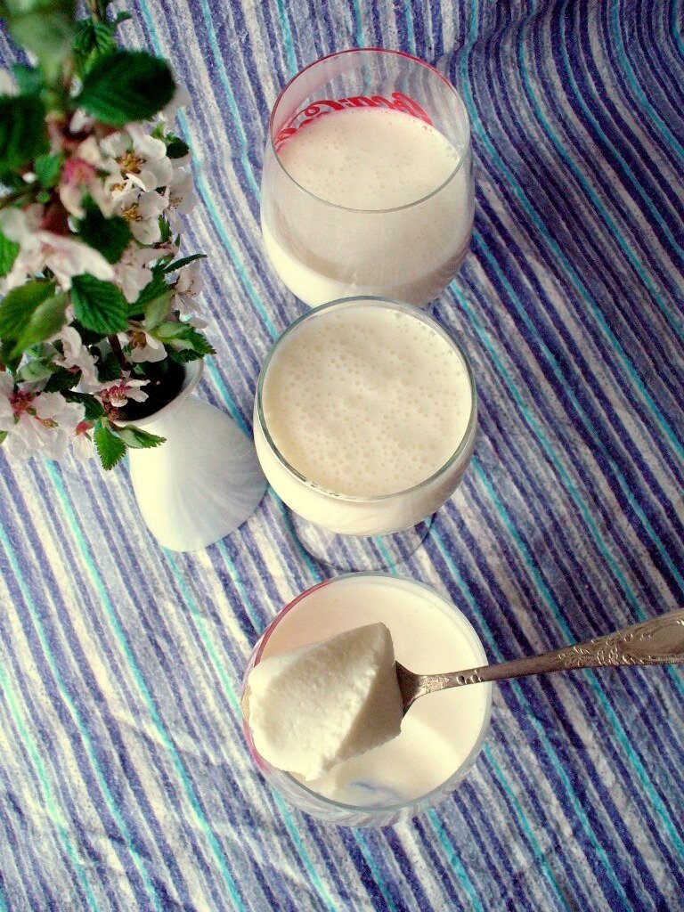 Готовить очень просто! *Йогурт натуральный, без добавок, жирностью 1,5% - 300 гр, *Сметана жирностью 21% - 3 столовых ложки, *Желатин - 1 столовая ложка, * Сахар - 3/4 стакана.